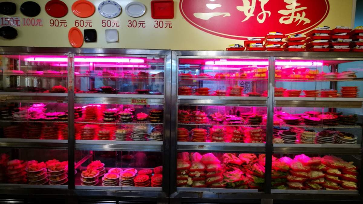 冷藏櫃內放著許多鍋物食材。（圖片來源：DARREN蘋果樹旅遊玩樂誌）