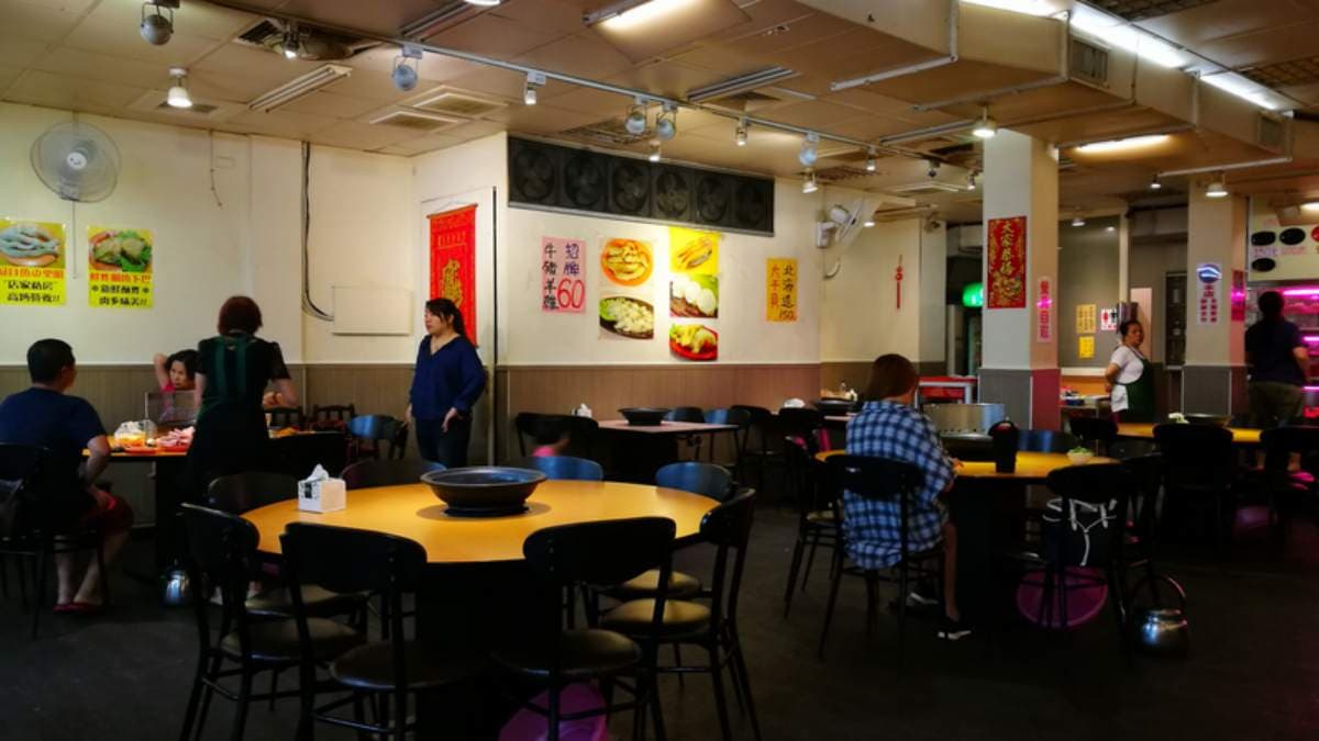 店內用餐座位寬敞，有方桌也有圓桌。（圖片來源：DARREN蘋果樹旅遊玩樂誌）
