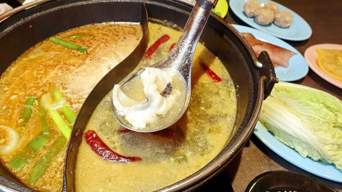 點原燒沙茶鍋底和老壇酸菜鍋底。（圖片來源：愛吃愛玩的馬克斯）