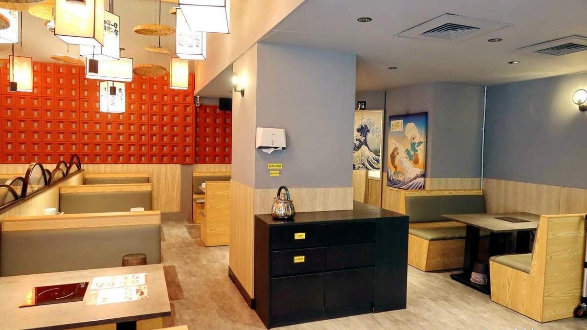 店內用餐空間寬敞舒適，以4人和6人座位為主。（圖片來源：愛吃愛玩的馬克斯）