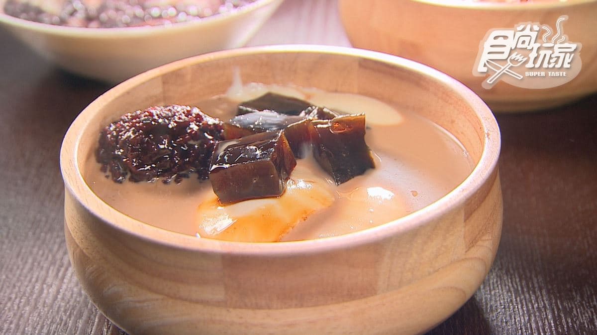 「伯爵奶茶豆花」的茶葉香很明顯，紫米煮得剛剛好、不會軟爛。