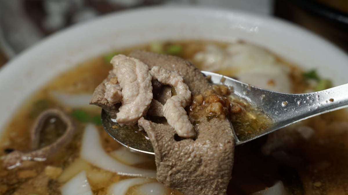 綜合米干放了滿滿的豬肝和豬肉絲。（圖片來源：東蛙池塘）