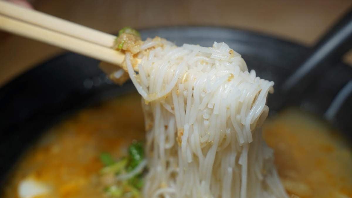 魚湯麵是緬甸的傳統小吃，湯底是用多種香料和魚熬成。（圖片來源：東蛙池塘）
