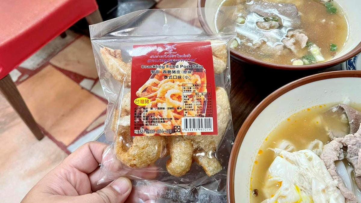 炸豬皮單吃香酥脆，也能加進米干湯裡浸泡一下。（圖片來源：愛吃愛玩的馬克斯）