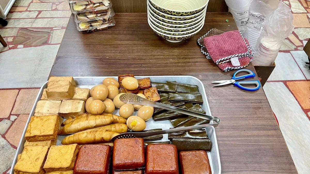需要滷味在廚房旁桌子上，自行夾到碗裡。（圖片來源：愛吃愛玩的馬克斯）