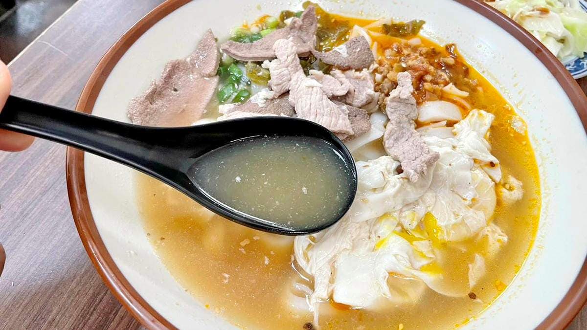 湯頭以豬大骨熬煮，湯頭略鹹香味道很夠，但卻清爽不膩口。（圖片來源：愛吃愛玩的馬克斯）