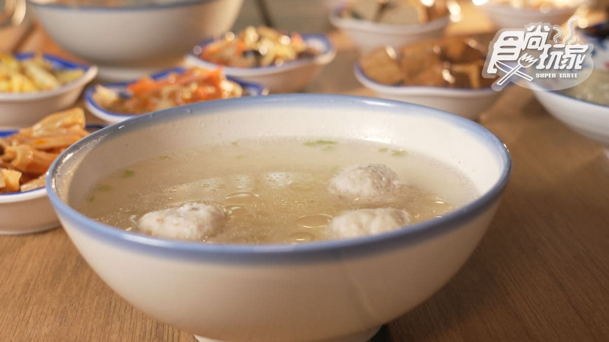 還有湯類可選來跟主食搭配一起吃。