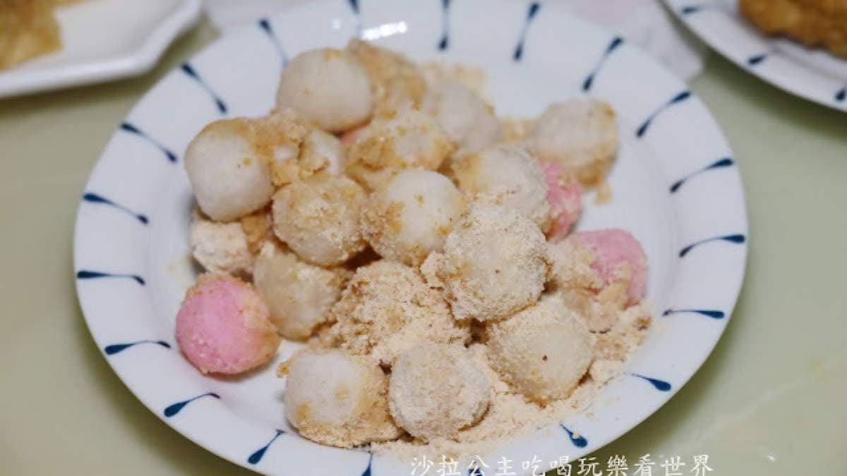 炸紅白湯圓沾著花生粉香甜Q彈。（圖片來源：沙拉公主吃喝玩樂看世界）