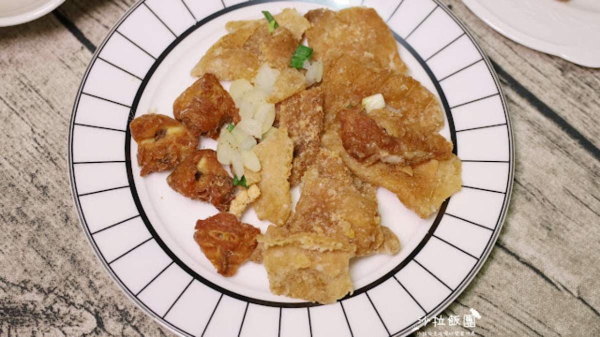 雞皮是一大片下去炸，吃起來比較過癮。（圖片來源：沙拉公主吃喝玩樂看世界）
