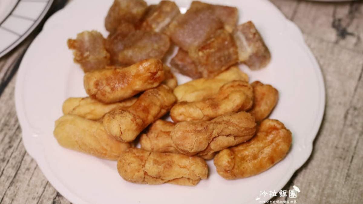 鹹酥雞不能錯過的甜不辣與QQ芋條。（圖片來源：沙拉公主吃喝玩樂看世界）