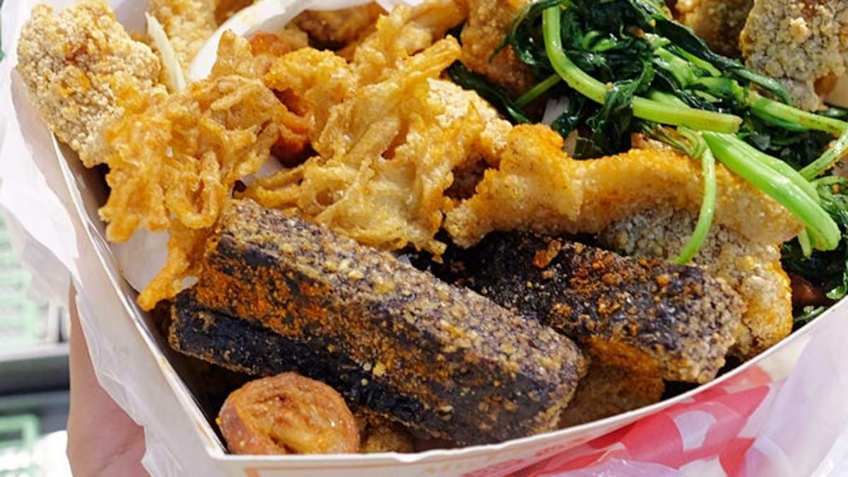 金絲麵就是金針菇裏粉油炸，有一種像餅乾脆脆的口感。（圖片來源：蹦啾謝蘿莉）