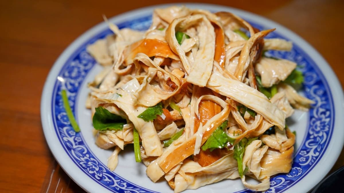 煙燻豆皮是最多饕客必點的小菜。（圖片來源：跳躍的宅男）
