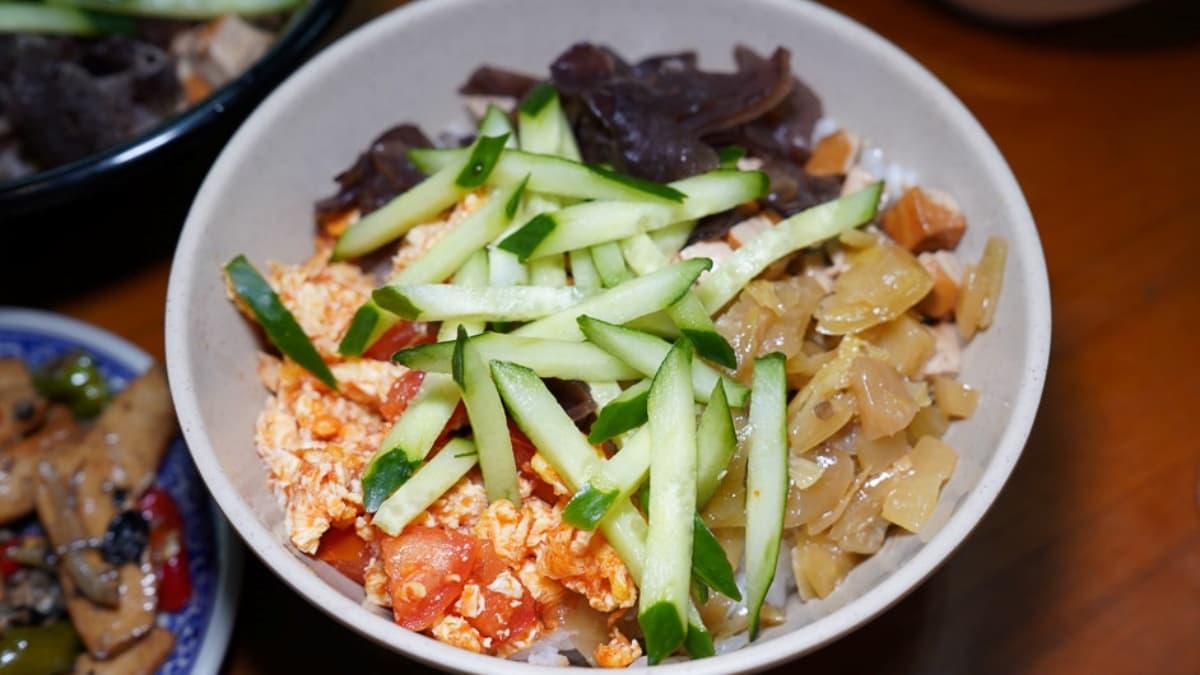 紹子麵上面有著小黃瓜、木耳、番茄炒蛋等配料，是一道味道溫和，口感十足的主食。（圖片來源：跳躍的宅男）