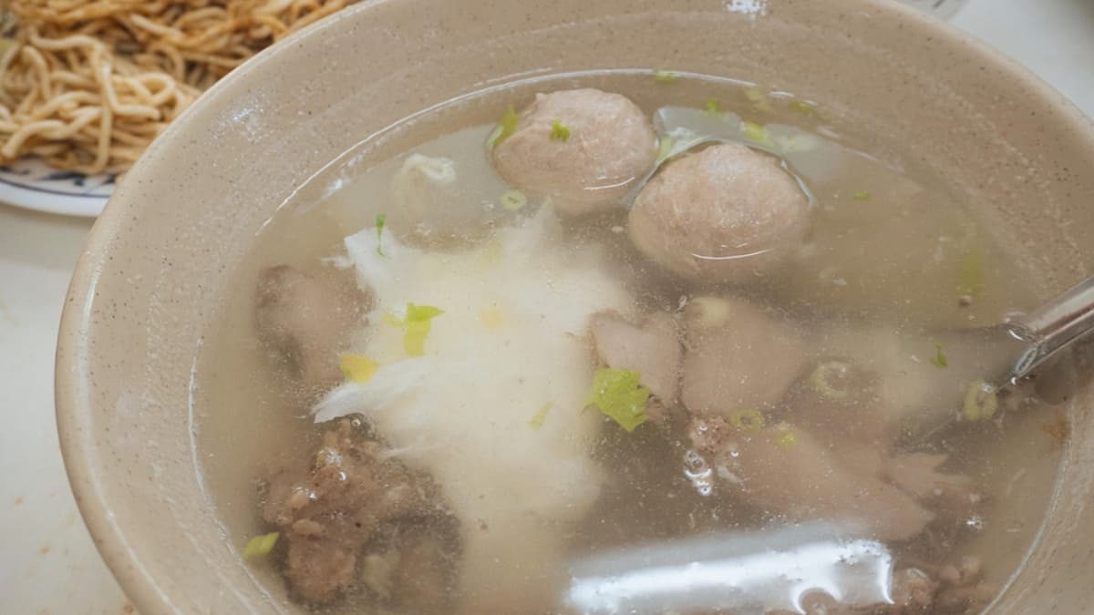 肉骨蛋包貢丸湯裡頭除了蛋包、貢丸，還有豬舌肉。（圖片來源：葉影瓶像）
