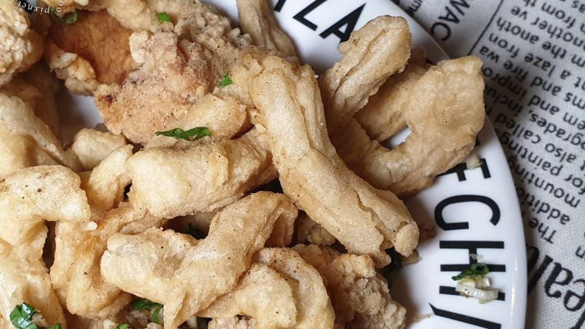 無骨鹽酥雞省去了啃骨頭的麻煩，外酥內紮實的口感。（圖片來源：米寶麻幸福滿載）