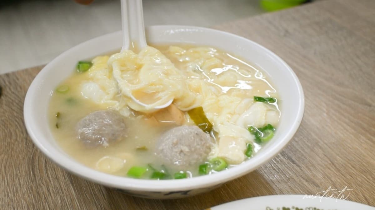 三合一味噌湯裡有蛋花、豆腐、貢丸，料多豐富。（圖片來源：水晶安蹄 不務正業過生活）
