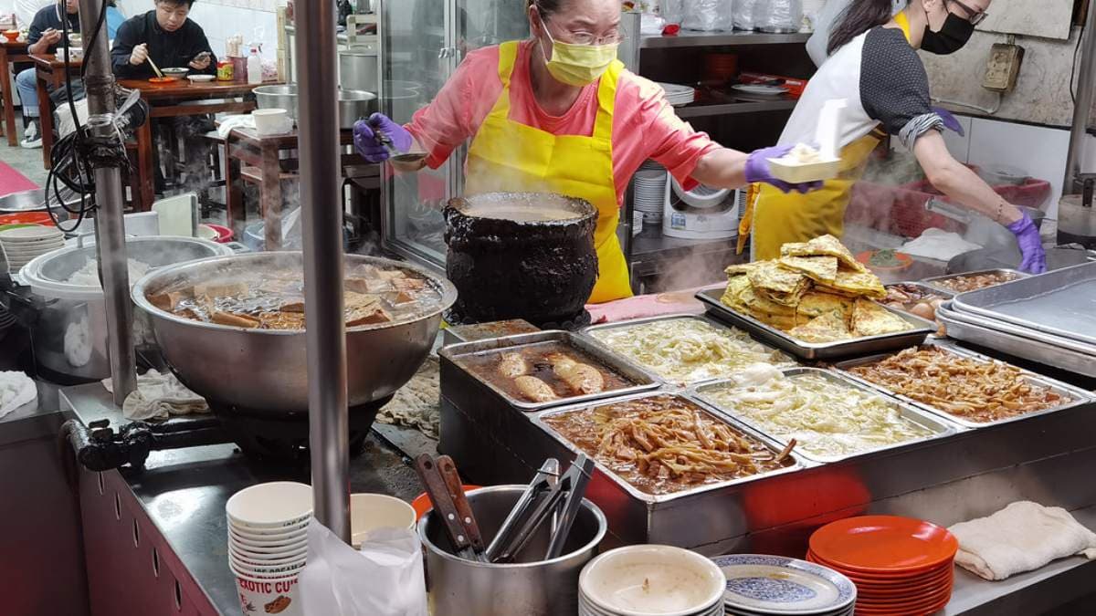 提供滷肉飯、雞肉飯、雞魯飯、焢肉飯、熱炒、小菜、湯類等。（圖片來源：DARREN蘋果樹旅遊玩樂誌）