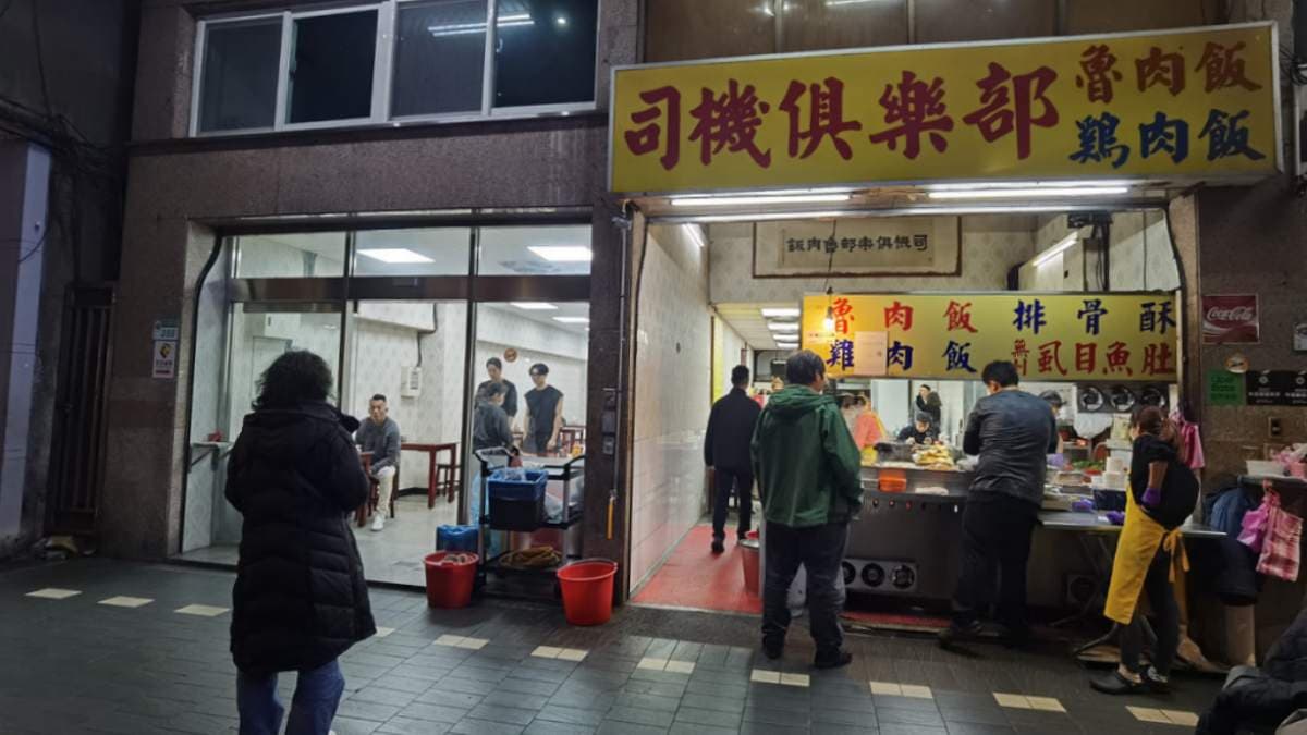 內用餐區除了在攤位後面有座位，隔壁間也有內用空間。（圖片來源：DARREN蘋果樹旅遊玩樂誌）