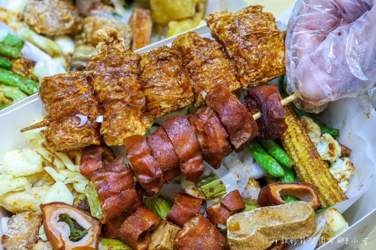 脆皮肥腸炸得酥酥香香，加上胡椒和蔥提味就很好吃。（圖片來源：陳小可的吃喝玩樂）