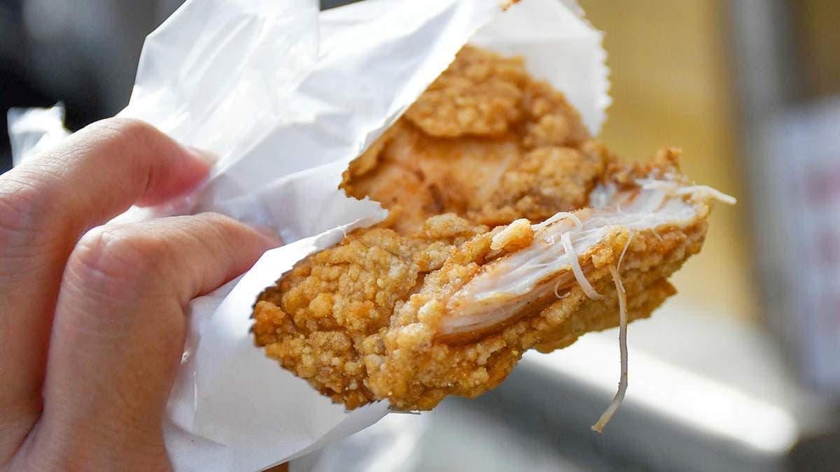 一口咬下吃得到雞汁，有五香及胡椒醃漬的味道。（圖片來源：呂萱萱愛分享）