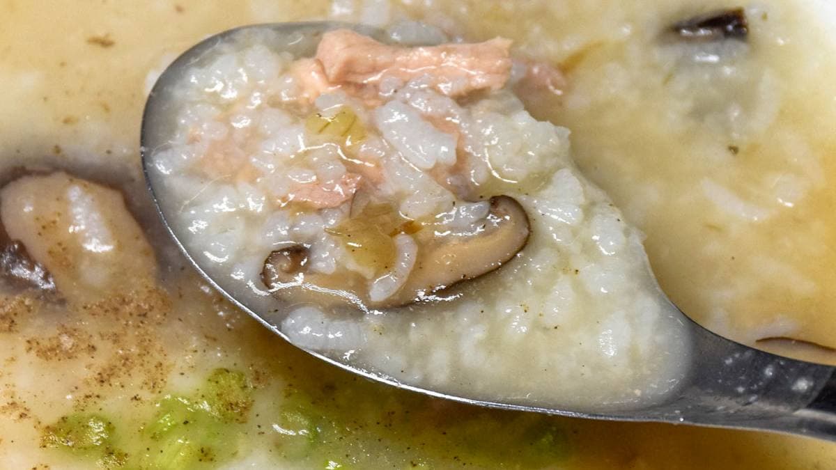 香菇肉粥，米粒分明，味道鹹香。（圖片來源：呂萱萱愛分享）