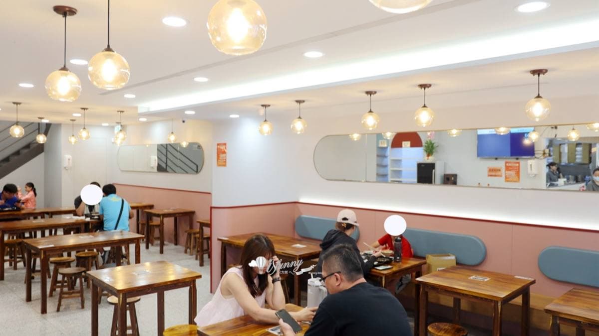 跳脫傳統小吃店的既定印象，採明亮的燈具，活潑的配色。（圖片來源：ifunny艾方妮的遊樂場）