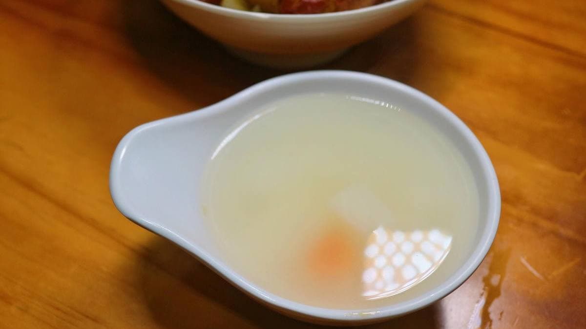 內用免費提供熱呼呼的黃金蔬菜湯。（圖片來源：小美很愛嚐）