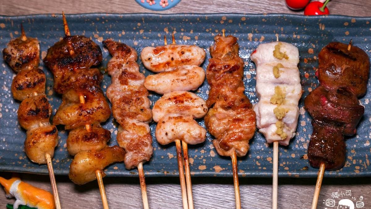 在炭火料理區介紹雞肉是選用地表最強黑羽土雞。（圖片來源：陳小可的吃喝玩樂）