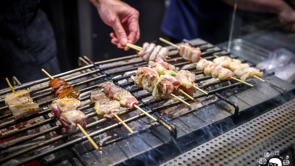 以炭火燒烤串燒料理。（圖片來源：陳小可的吃喝玩樂）