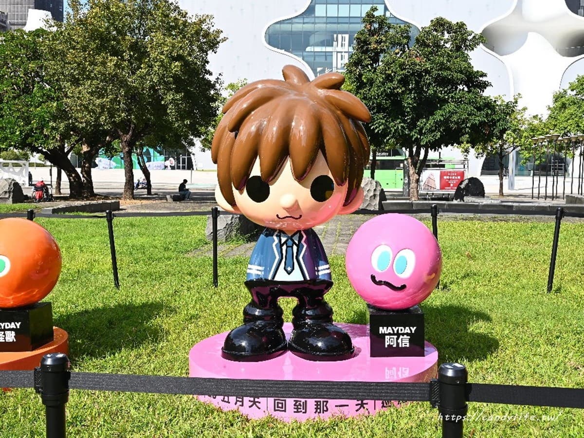 「巨大五彩球」登台中公園！打卡５公尺聖誕球、Q版公仔，夜晚點燈更吸睛