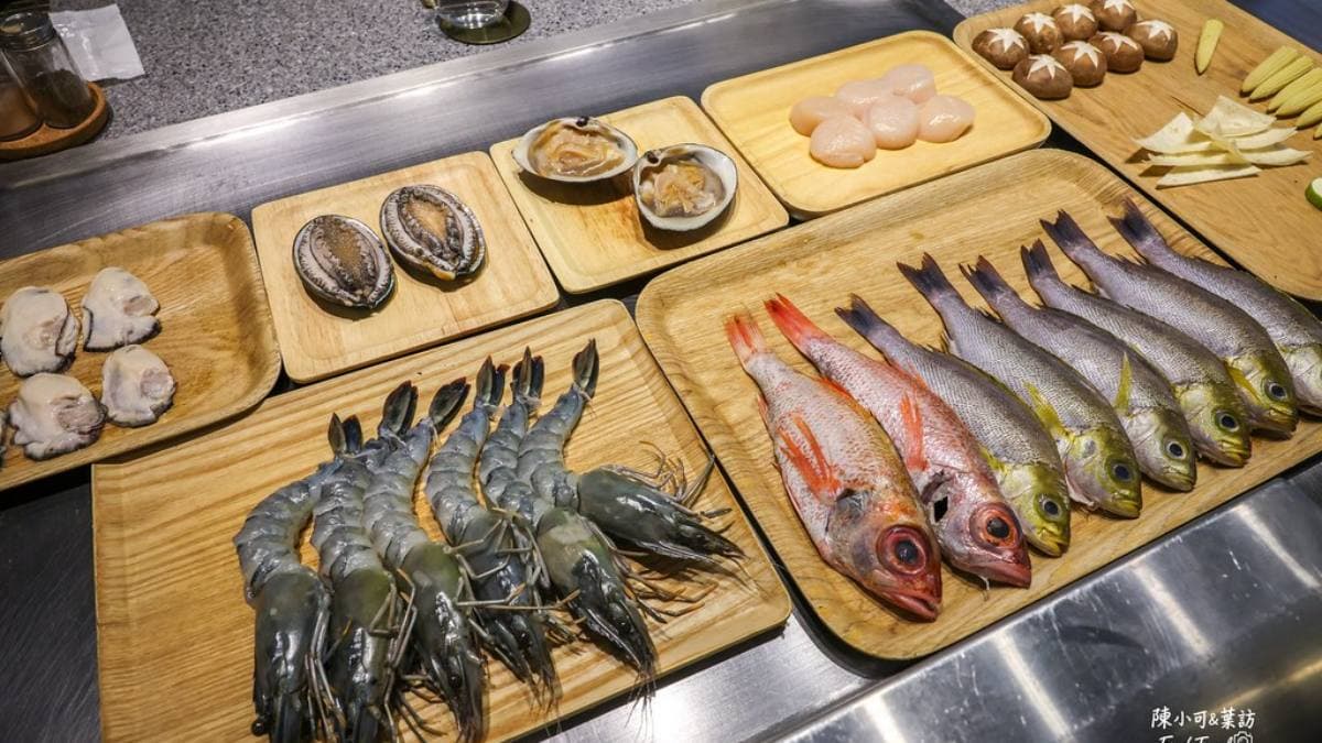 師傅料理前會展示食材。（圖片來源：陳小可的吃喝玩樂）