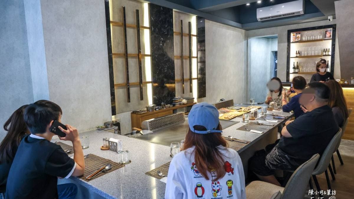 礁心鐵板燒座位不多，圍繞著鐵板中島的設計為主。（圖片來源：陳小可的吃喝玩樂）
