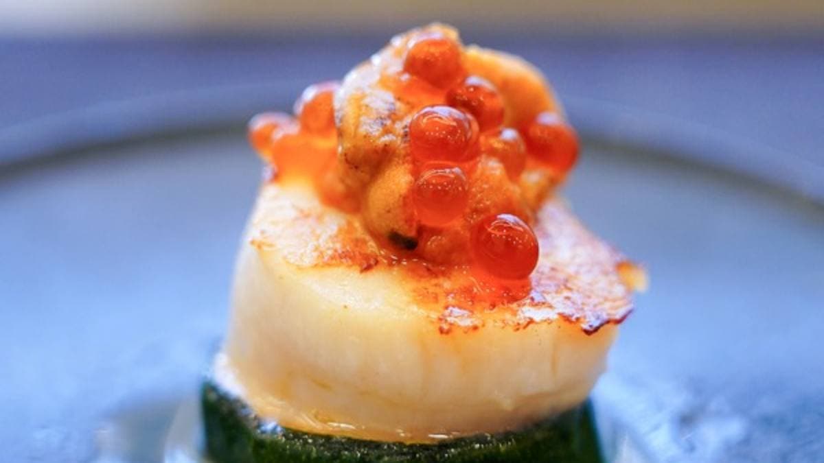 北海道生食級大干貝放上海膽與鮭魚卵。（圖片來源：紫色微笑 饗樂生活）
