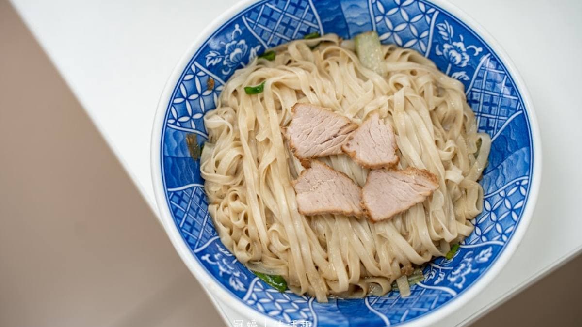 以現點現燙的手工麵條為主角，燙熟後拌入獨家靈魂醬汁。（圖片來源：冠婷生活趣）