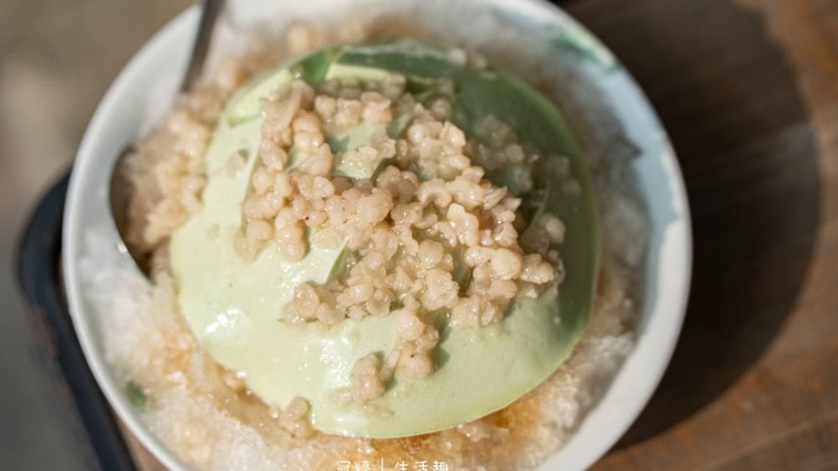 抹茶豆腐冰加薏仁，現點現挫的綿細挫冰打底，接著淋上手工熬煮的靈魂黑糖漿。（圖片來源：冠婷生活趣）