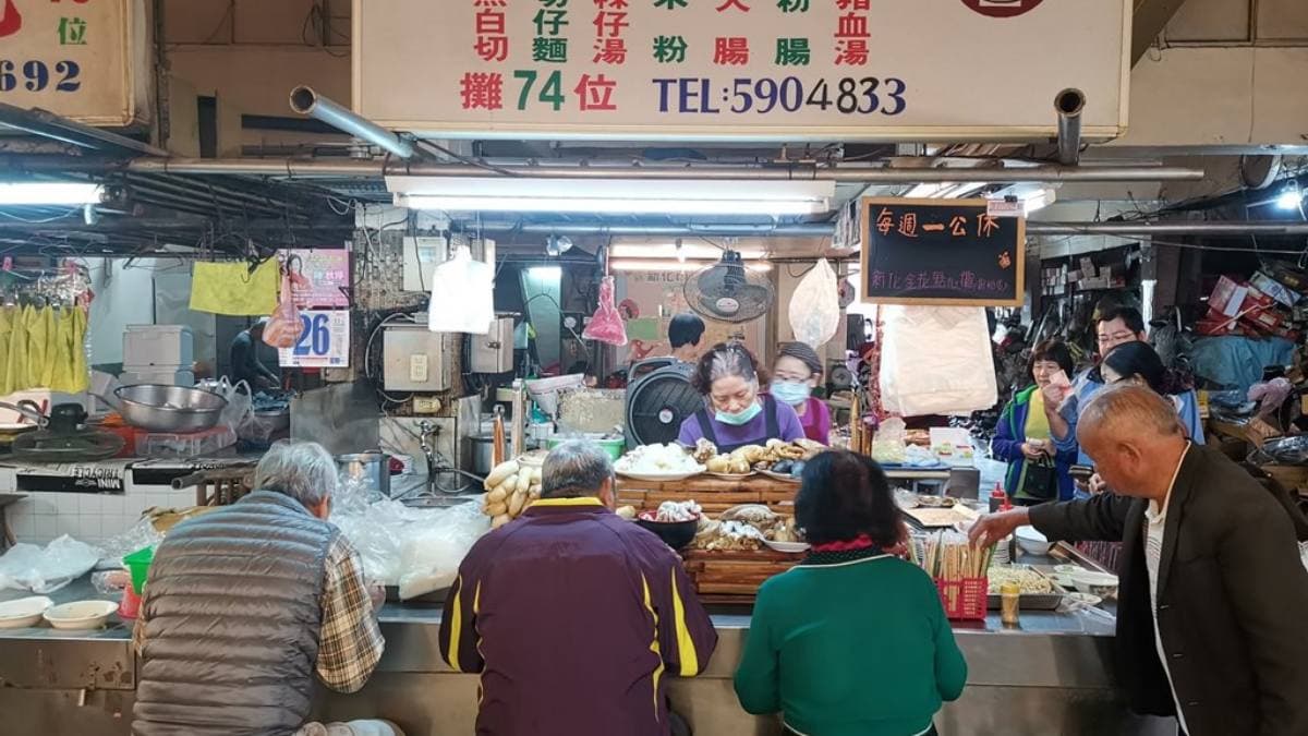 金花點心攤位在於新化市場正中間那條走到底。（圖片來源：熱血玩台南。跳躍新世界）