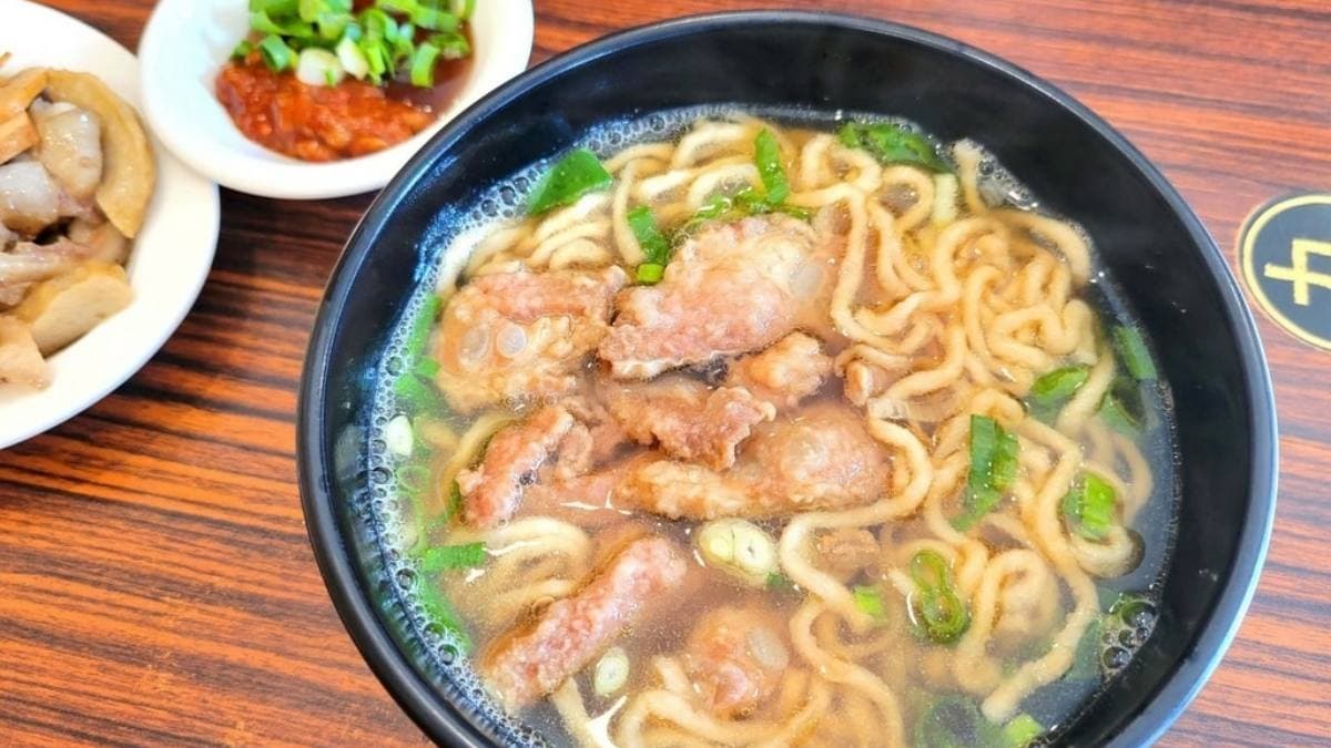 排骨麵的麵條可有大條、小條、意麵、冬粉等選擇。（圖片來源：專業噗嚨共MISO吃走）