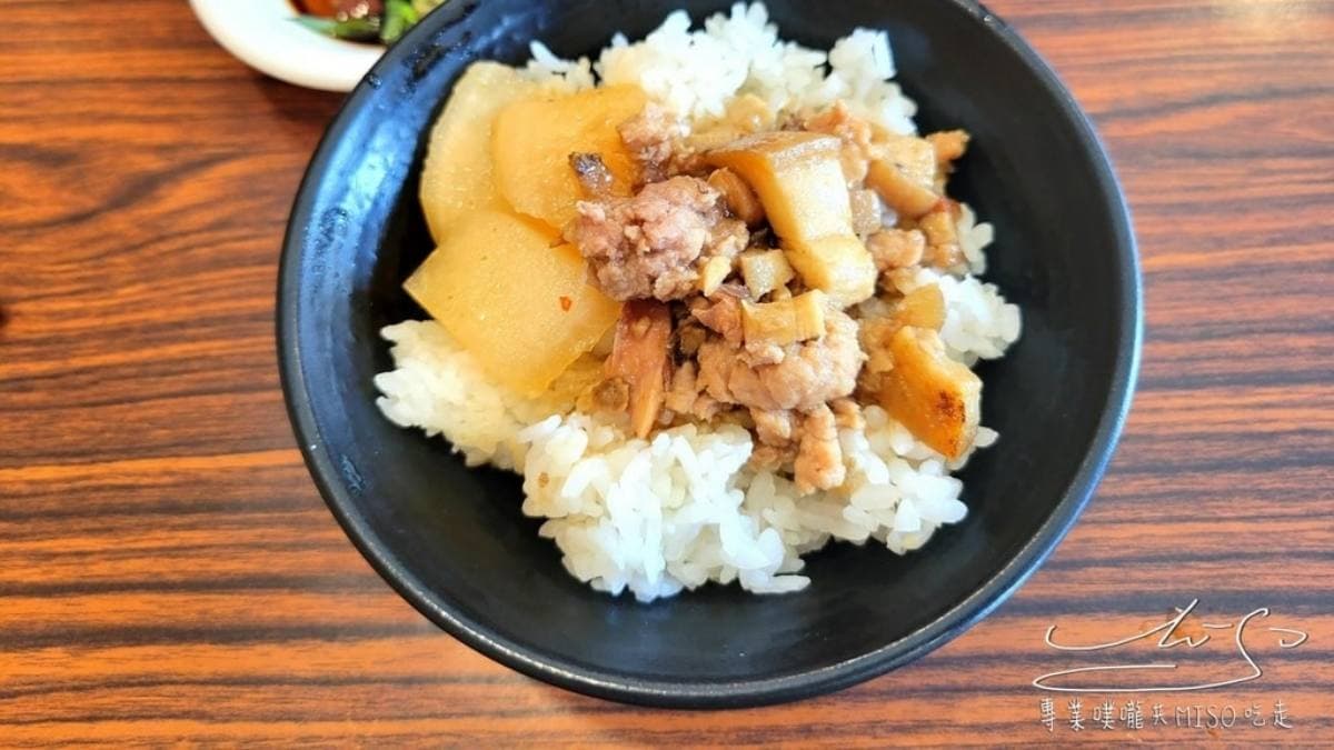 肉燥飯用肉肥瘦分明，還有醃蘿蔔提味。（圖片來源：專業噗嚨共MISO吃走）