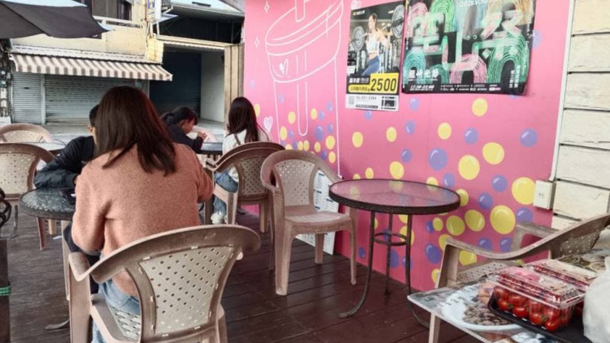 店家沒有內用座位，只有點餐旁邊的露天陽傘座位區。（圖片來源：Fresa芙芮莎♥莎旅憶食）