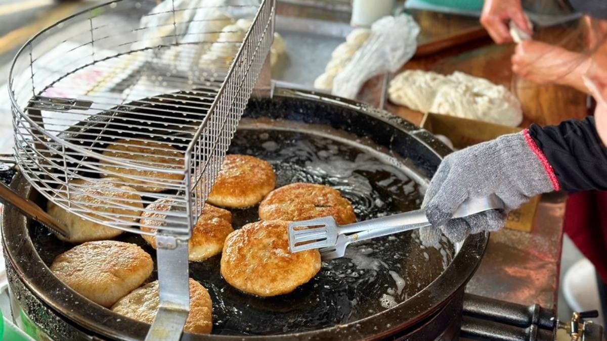 燒肉餅在鍋中滋滋作響，畫面超療癒。（圖片來源：熱血玩台南）