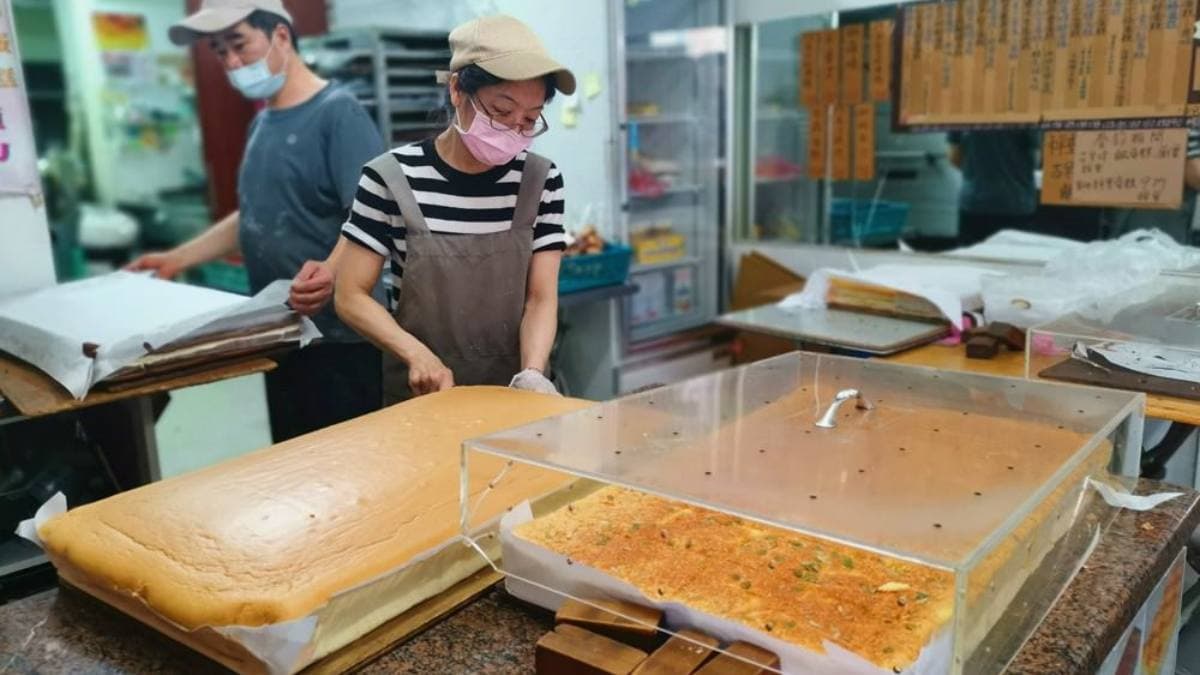 店家桌上平均會擺５～６種口味的蛋糕，常常一出爐就秒殺。（圖片來源：熱血玩台南）