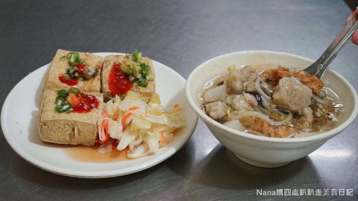 臭豆腐口感軟嫩，牽漿隨便一舀魚羹塊多到滿出來。（圖片來源： Nana媽四處趴趴走美食日記）