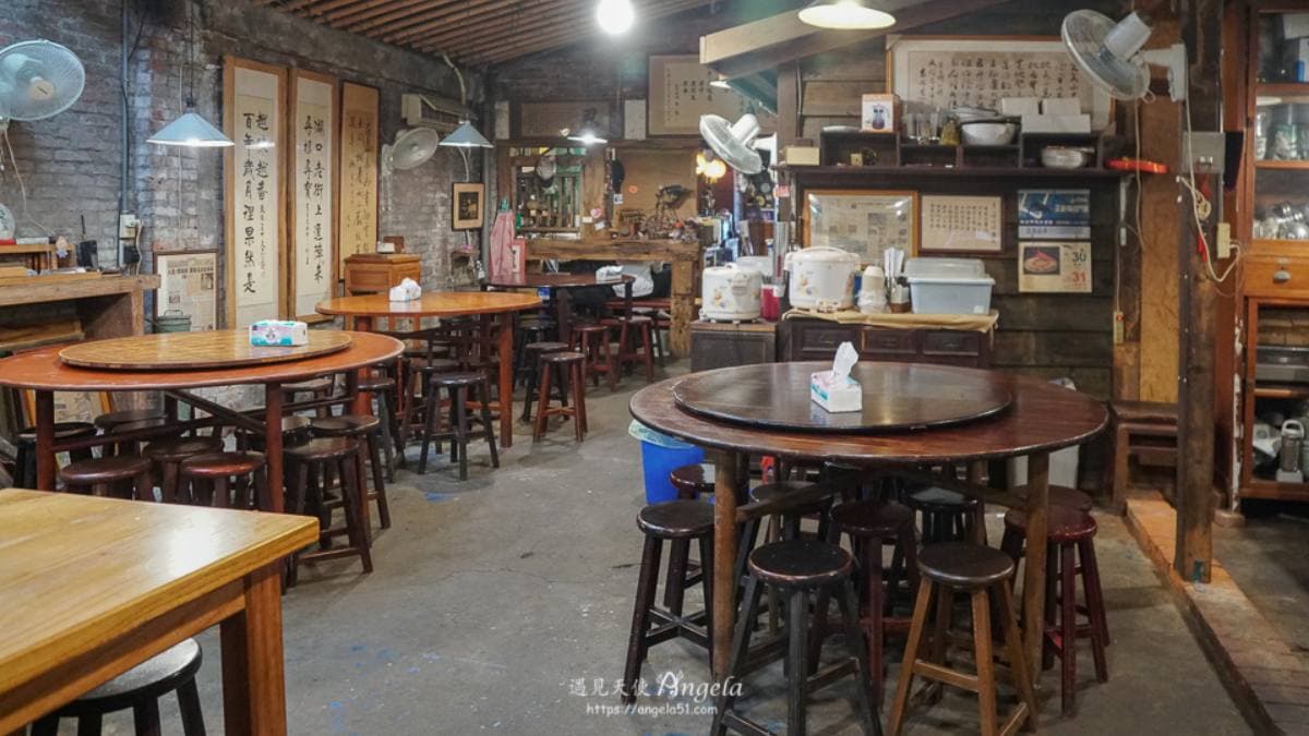 店內保留著老屋的建築特色，用餐區域的陳設充滿復古氛圍。（圖片來源：遇見天使Angela）