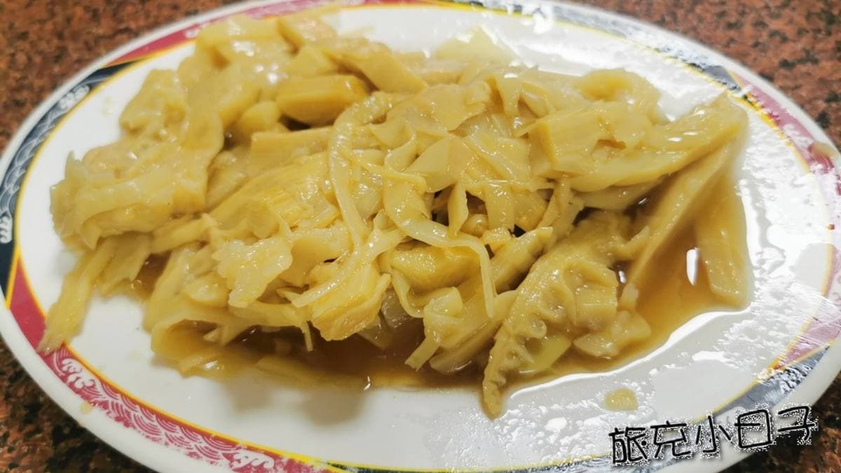 滷筍絲利用鴨油一起滷，吃起來香氣十足。（圖片來源：旅充小日子）