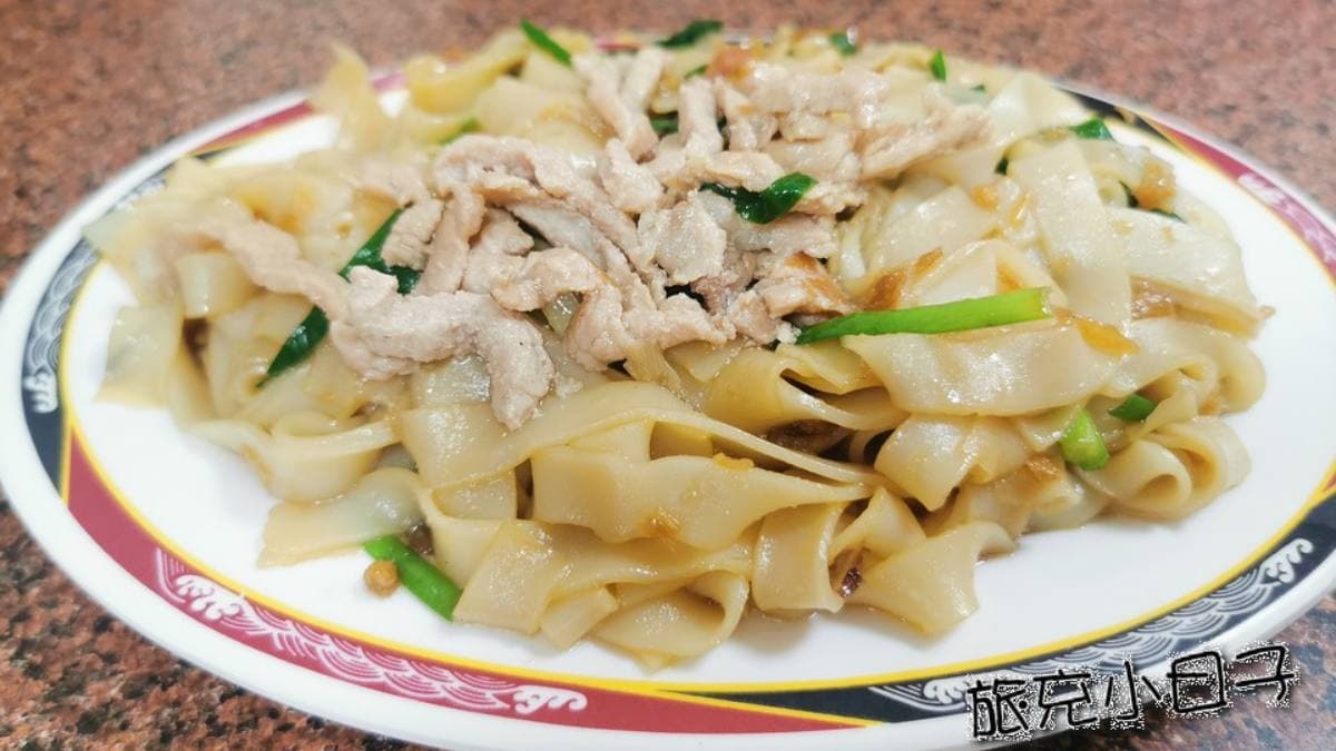 炒粄條吃起來彈性十足，還有油蔥酥的香氣。（圖片來源：旅充小日子）