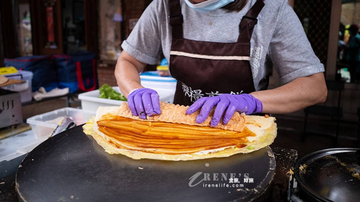 煎餅薄脆像餅乾，夾入的脆餅也很脆。（圖片來源：Irene's 食旅．時旅）