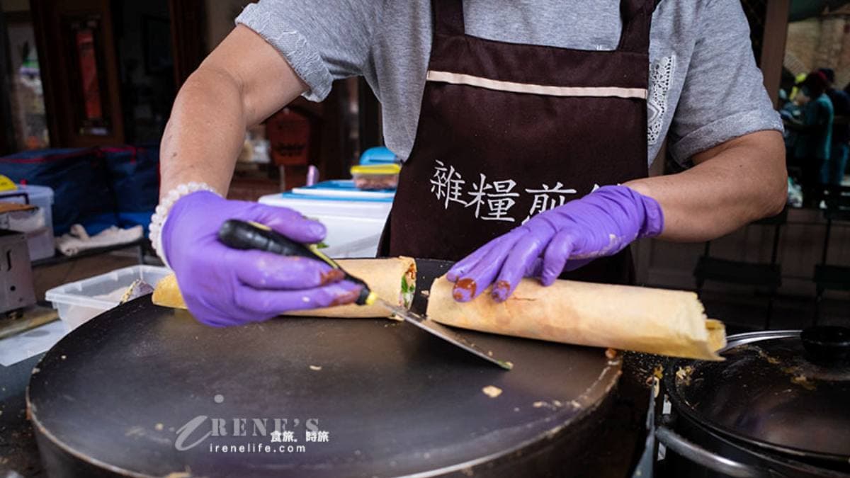 長長的煎餅，用剷刀一剷就斷。（圖片來源：Irene's 食旅．時旅）