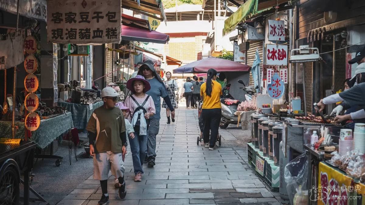 街本身24小時開放，但多數店家集中在白天營業。（圖片來源：勞鼠探世界）