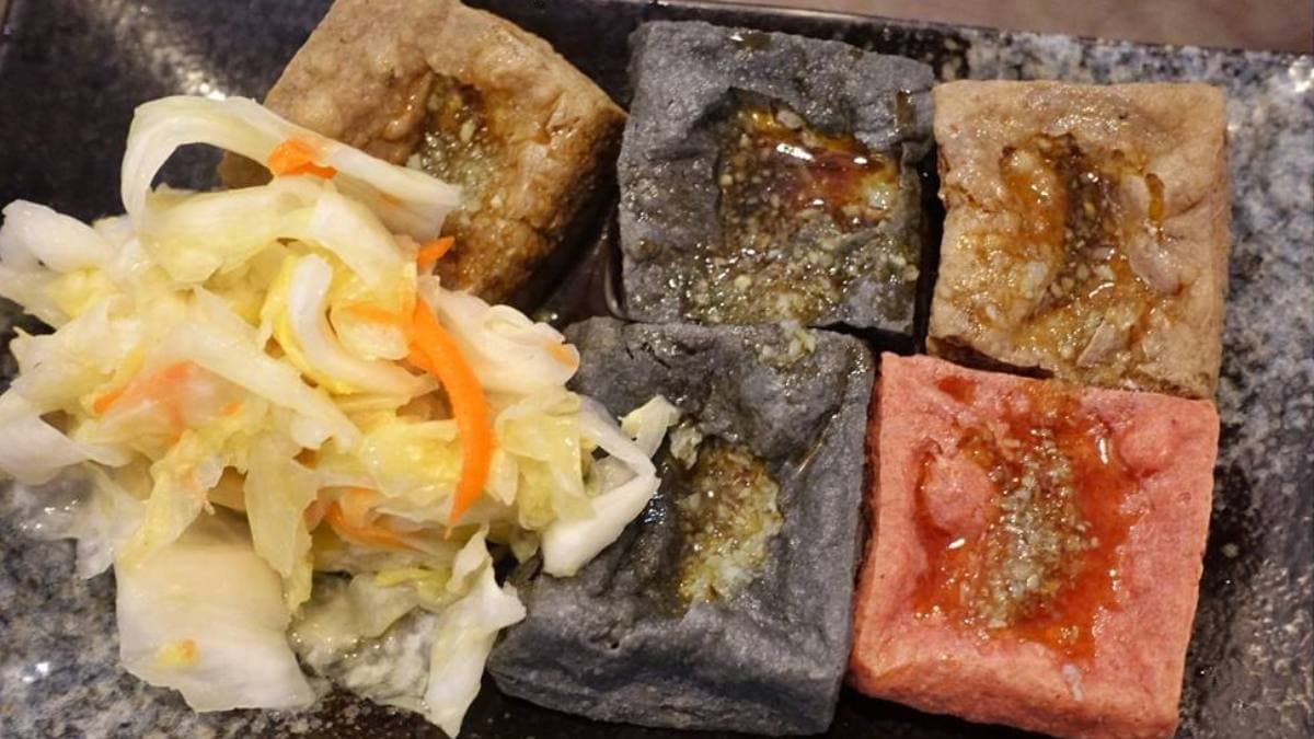 「三色臭豆腐」是店家招牌，有紅麴、竹炭和傳統口味。（圖片來源：瑋瑋美食萬歲）