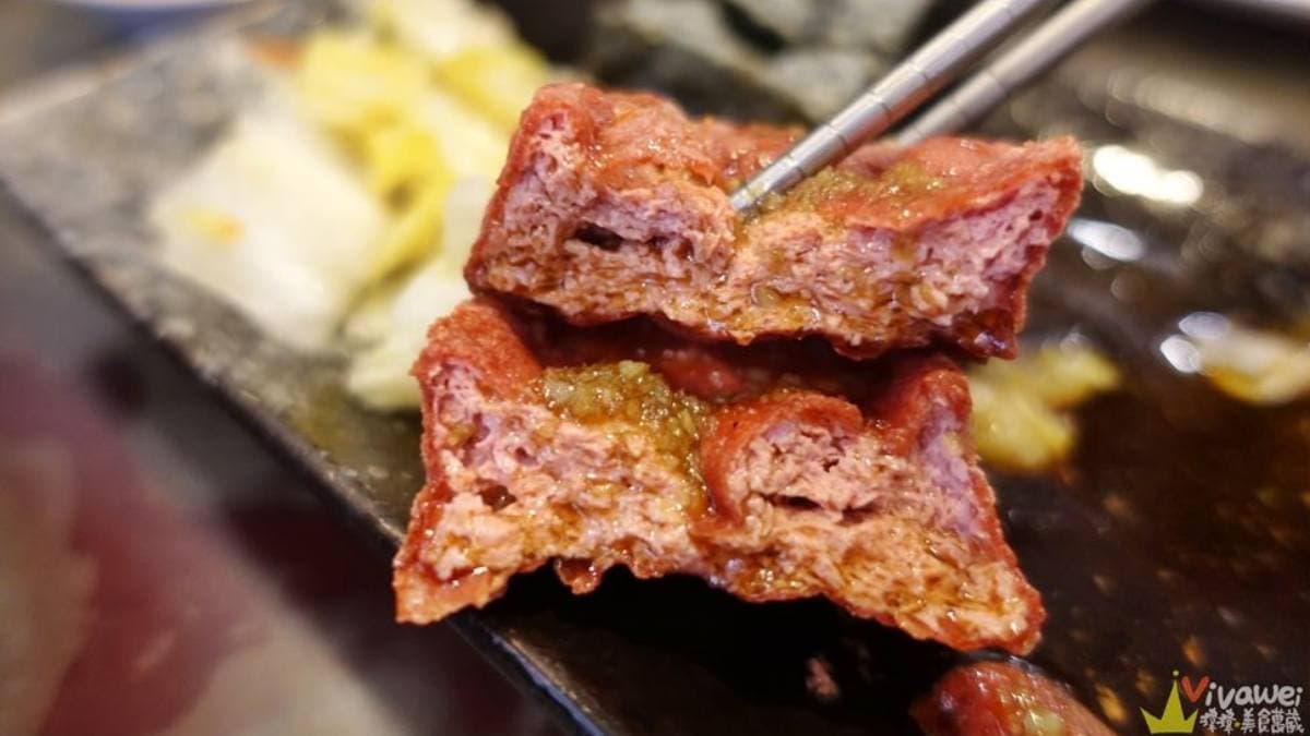臭豆腐中間有挖洞，豆腐吸附了醬汁，口感酥脆又好吃。（圖片來源：瑋瑋美食萬歲）